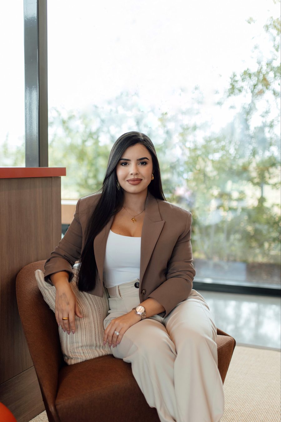 Mariangelina Martínez, Loan Officer, en su oficina